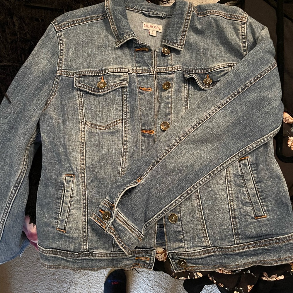 New jean jacket 💙 MERONA Sz L pockets inside & out! So adorable 🥰